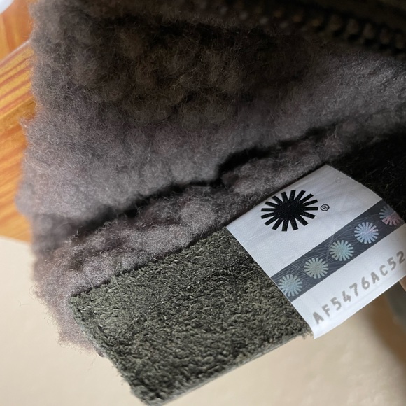 UGG Blayre Boot IV in excellent Condition us size 7 metallic Combat green - Picture 4 of 14